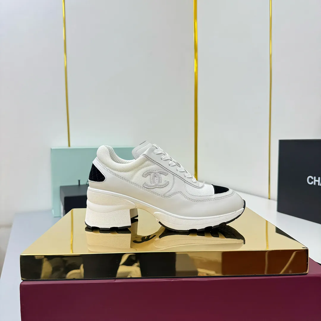 👟👟Ex-factory price 660👟👟 Chanel casual small leather shoes ~ original calfskin panda shoes Chanel 25C latest hot style panda black and white sports shoes casual sneakers small fragrance hot item classic black and white panda color coco girls must pay for it Fabric: original customized first-layer cowhide Inner: original imported breathable mesh lining Outsole: Original molded rubber + TPU combination Size: Women's 35-41